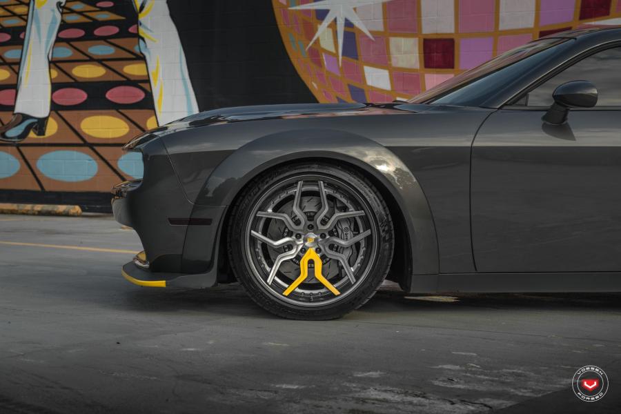 Детали экстерьера Dodge Challenger SRT Hellcat on Vossen Wheels (HC-3 (3-Piece)) 2019 года  (фото 8 из 30)